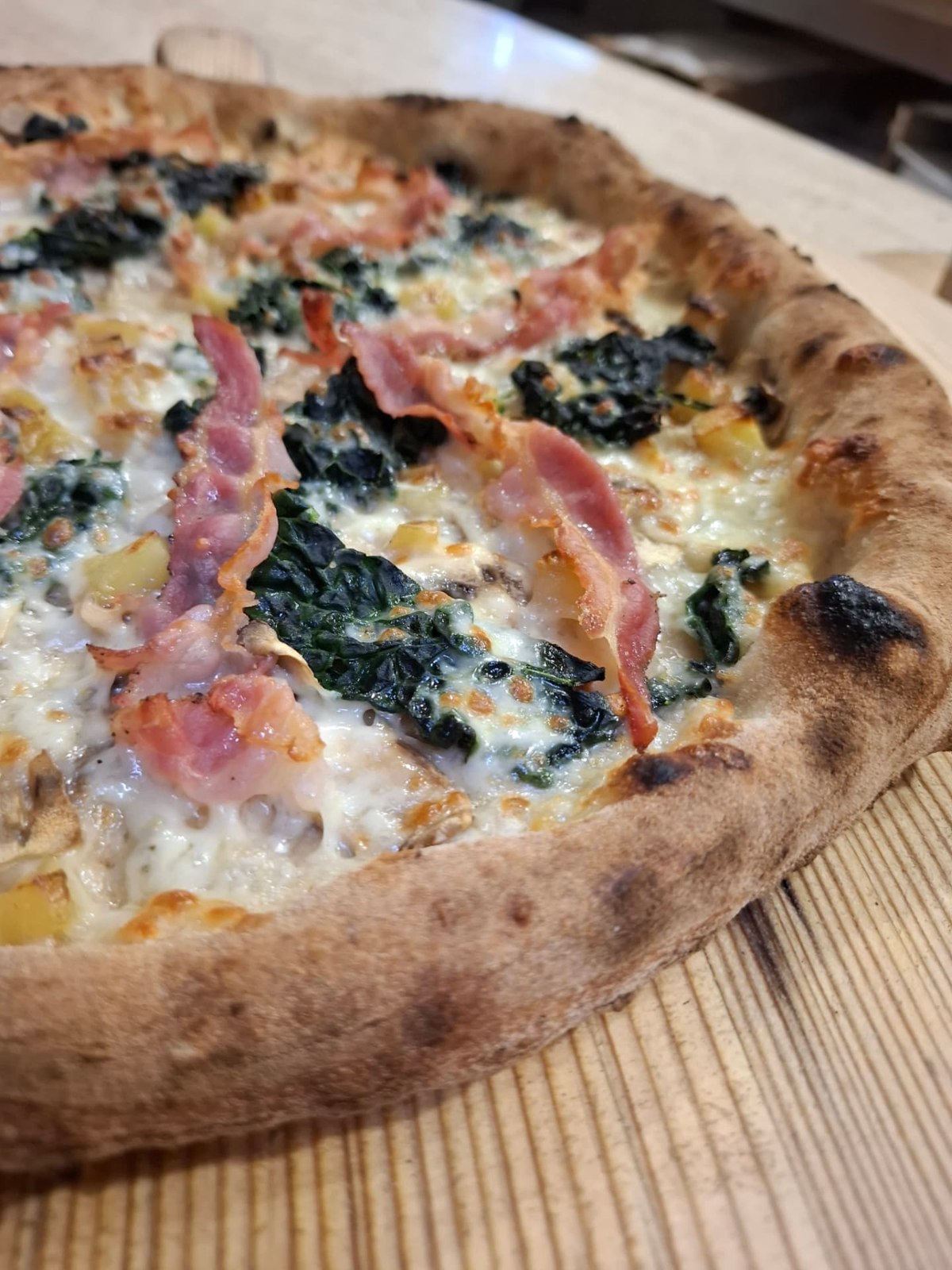 Pizza bianca con verdure e pancetta