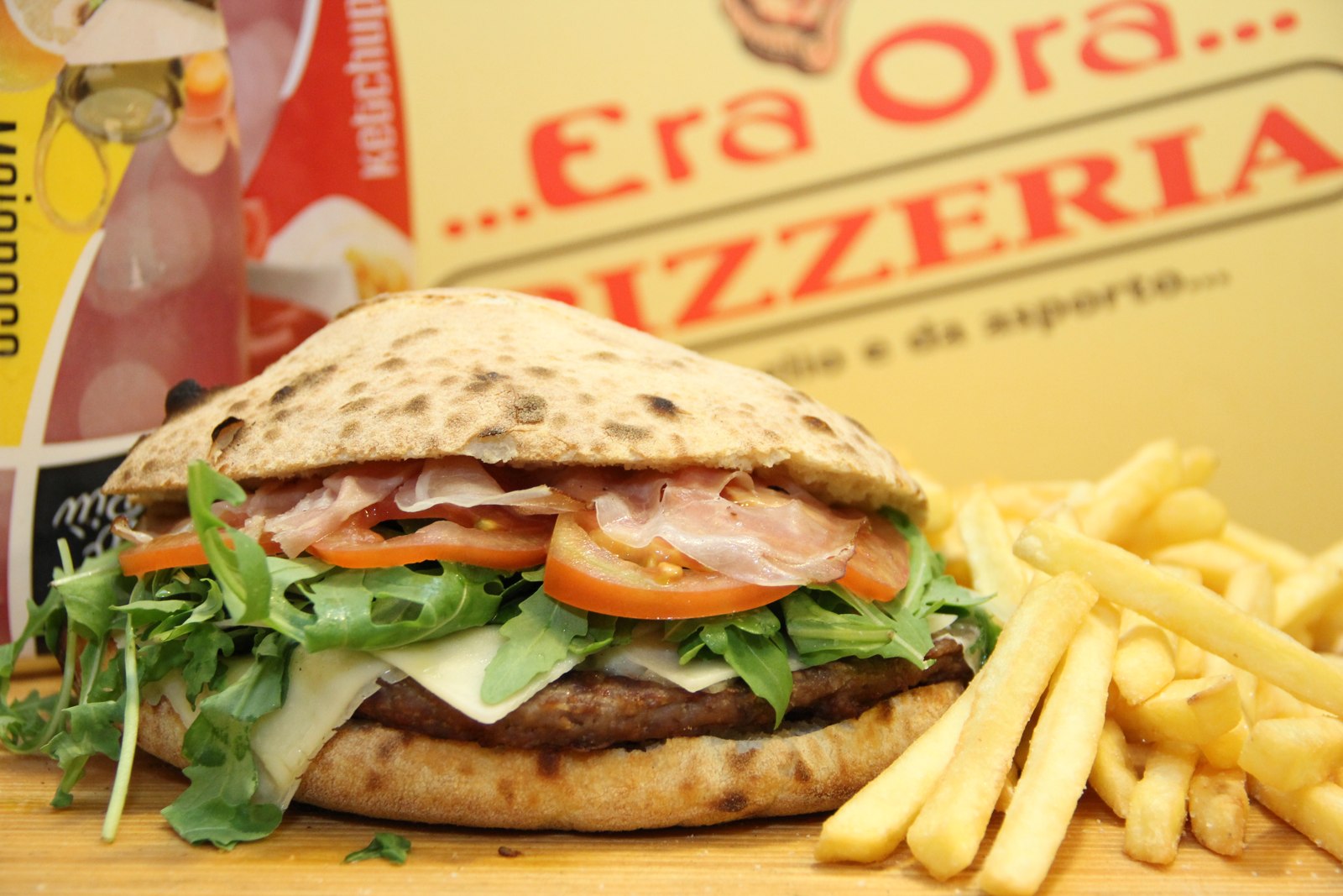 Maxi Hamburger con panino di pizza, patatine e scatola Era Ora