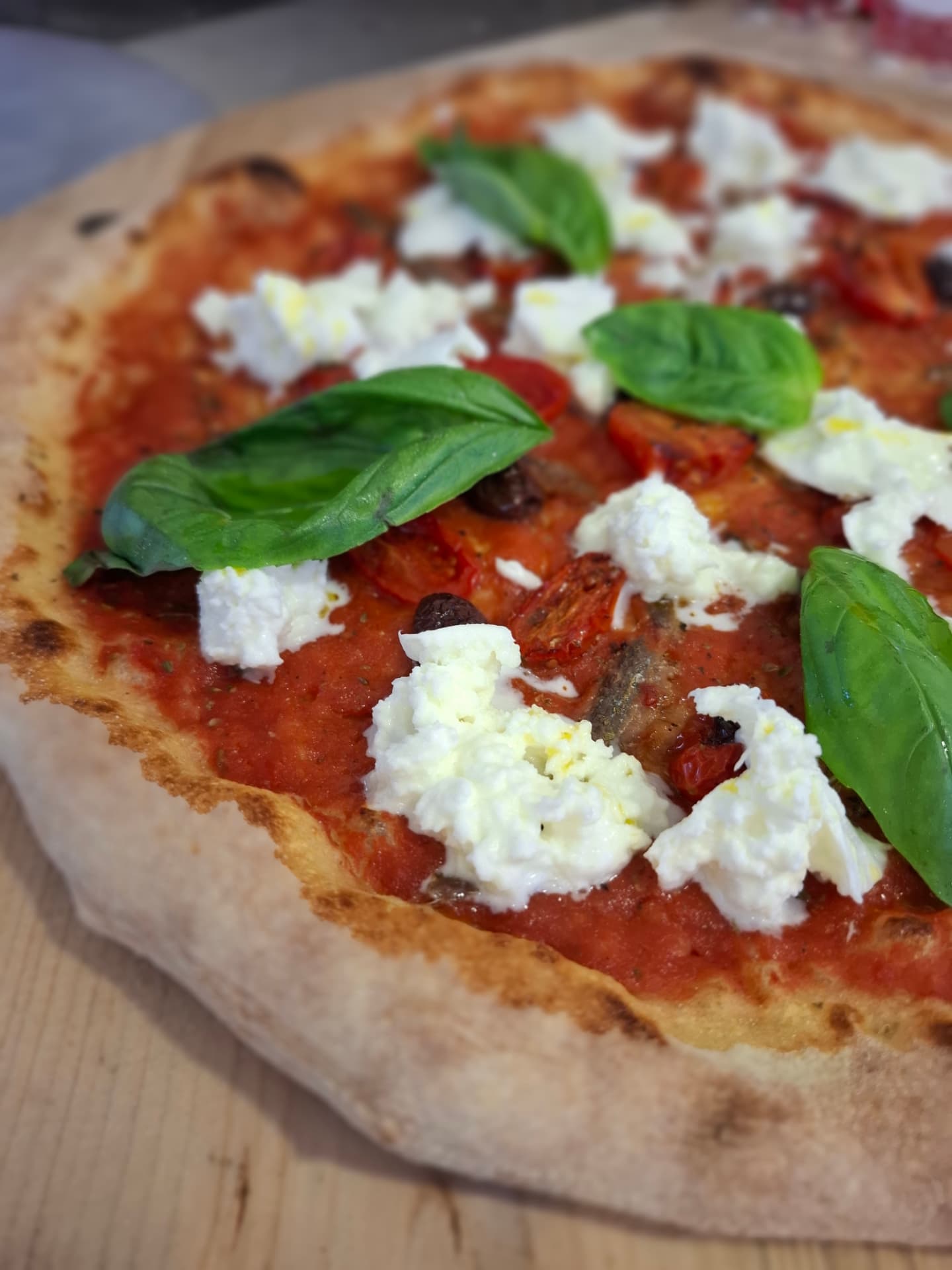 Pizza Era Ora con pomodoro, burrata e basilico fresco